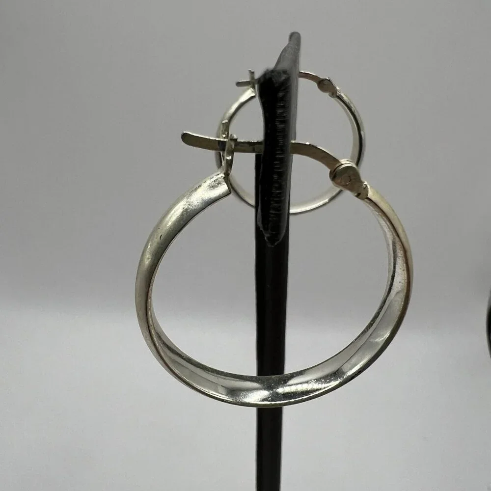 Pierced Hoop Earrings Shiny Silver Tone‎ 1 inch Saddleback Hinged Closure